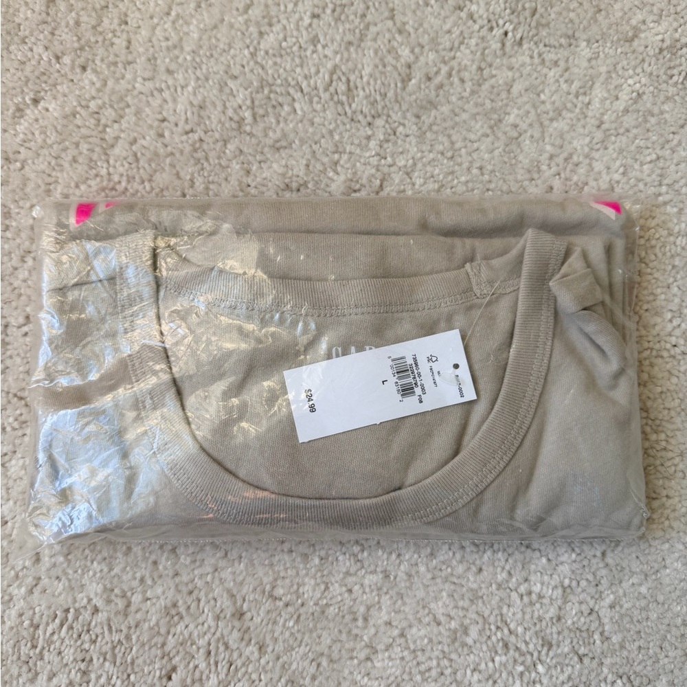 GAP Women's West Coast Short Sleeve t-shirt - Picture 4 of 6